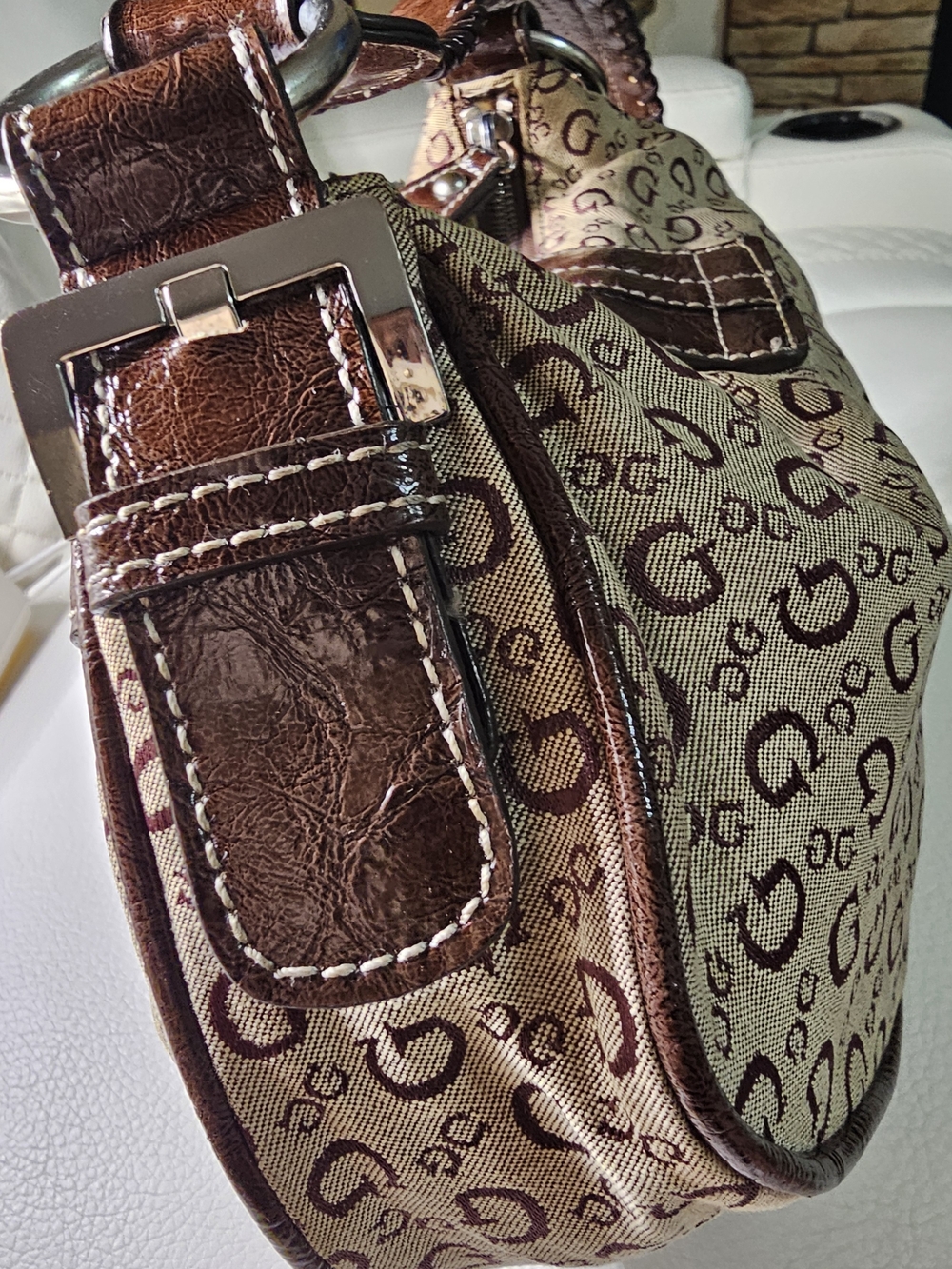 Vintage Guess Beige Canvas Shoulder Bag with Brown Leather Trim (Used) - Picture 5 of 10